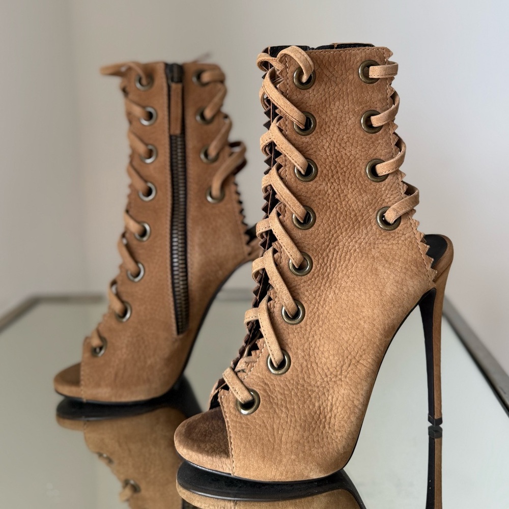 EUC Giuseppe Zanotti Nubuck Lace-Up Ankle
Boots $1,595 36 - Picture 15 of 16